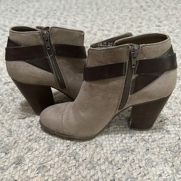 Carlos Santana faux buckle heeled booties - Picture 5 of 5